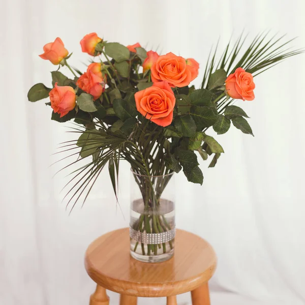 Primer Plano Flores Naranjas Estilo Vintage Jarrón Vidrio Aislado Una — Foto de Stock