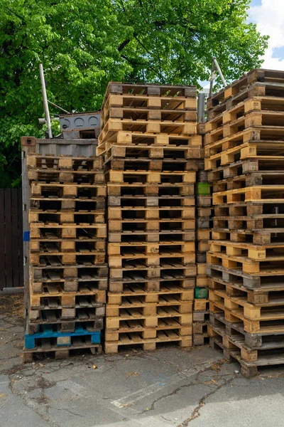 Primer Plano Vertical Paletas Madera Vacías Apiladas Una Encima Otra — Foto de Stock