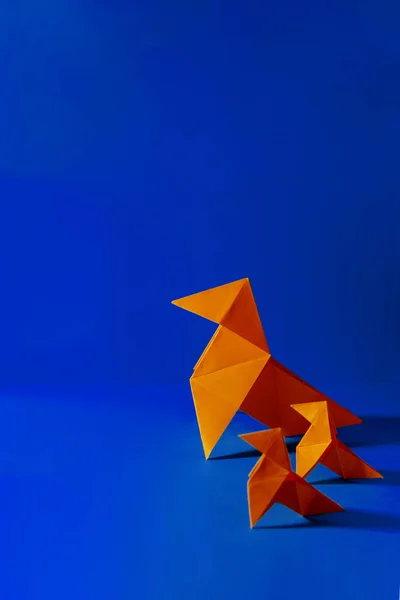 Egy Függőleges Lövés Egy Csoport Narancssárga Origami Figurák Kék Alapon — Stock Fotó