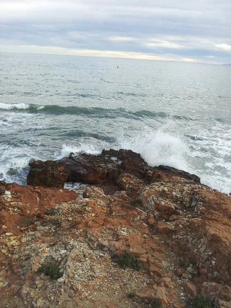 Disparo Vertical Del Agua Mar Salpicando Sobre Las Rocas Musgosas — Foto de Stock