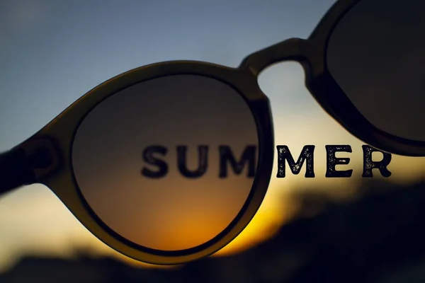 Μια Σιλουέτα Γυαλιών Ηλίου Λέξη Καλοκαίρι Προστέθηκε — Φωτογραφία Αρχείου