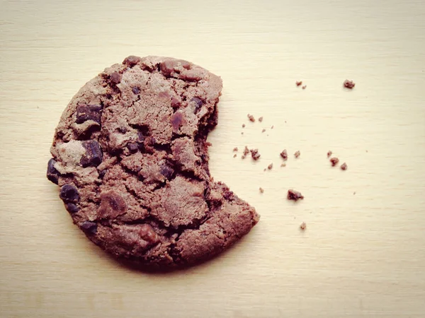 Eine Nahaufnahme Von Gebissenem Schokoladenkeks Auf Hölzernem Hintergrund — Stockfoto