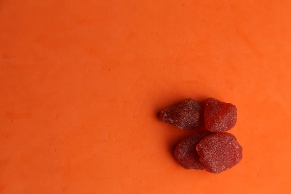 Eine Nahaufnahme Eines Stücks Getrockneter Erdbeeren Auf Orangefarbenem Hintergrund — Stockfoto