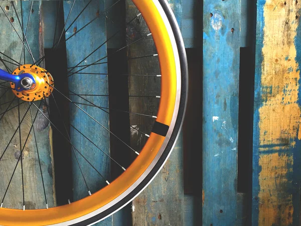 Tiro Close Roda Uma Bicicleta Apoiada Uma Cerca Madeira Azul — Fotografia de Stock