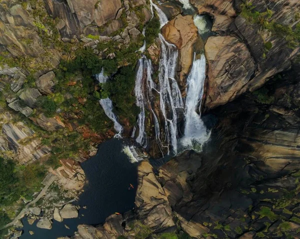 Letecký Pohled Krásný Vodopád Skalnaté Oblasti Fotografie Drone — Stock fotografie