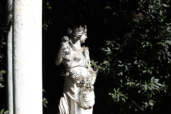 Primer Plano Una Estatua Mármol Blanco Una Mujer Jardín — Foto de Stock