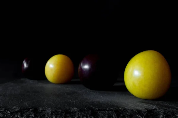 Een Selectieve Focusshot Van Twee Rode Appels Twee Gele Appels — Stockfoto