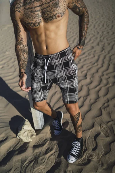 Uma Foto Vertical Corpo Jovem Sem Camisa Com Tatuagens Praia — Fotografia de Stock