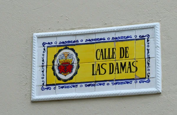 Znak Napisem Ulica Pań Hiszpańsku — Zdjęcie stockowe