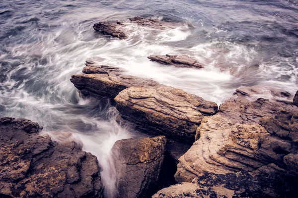 해안선에 바위에 부딪치는 부드러운 파도의 — 스톡 사진