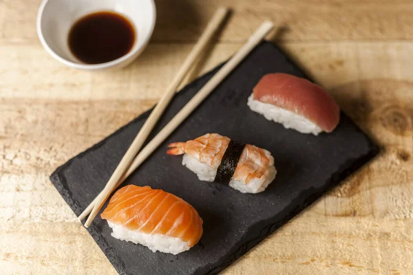 Shot Closeup Somon Nigiri Sushi Masă Lemn — Fotografie, imagine de stoc