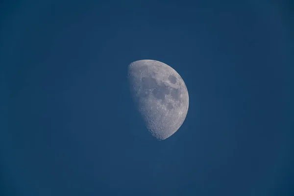 青い空に月の美しいショット — ストック写真