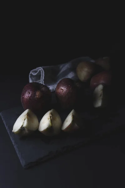 Függőleges Közelkép Vörös Almákról Sötét Hátterű Palatáblán — Stock Fotó