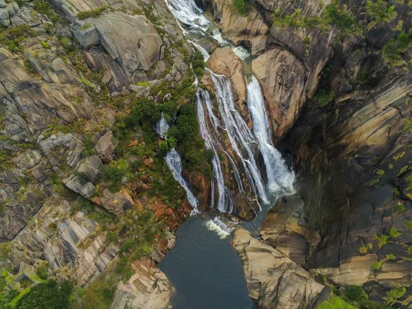 Luftaufnahme Eines Wunderschönen Wasserfalls Felsigem Gebiet Drohnenfoto — Stockfoto