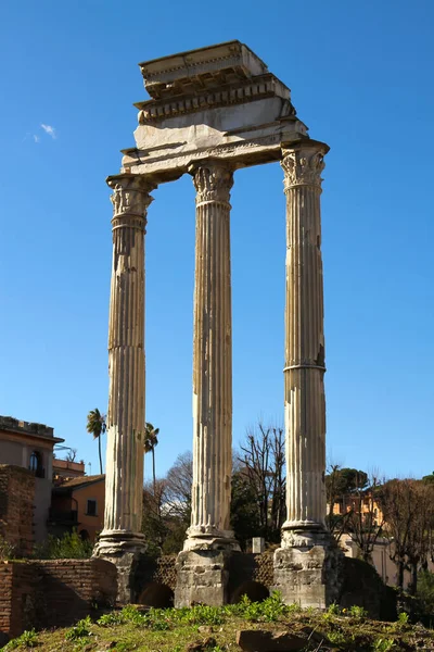 Plano Vertical Las Columnas Las Ruinas Templo Histórico Roma Italia — Foto de Stock