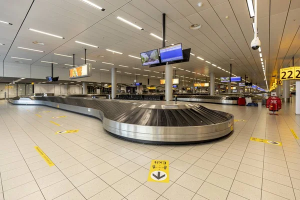 Amsterdam Niderlandy Lipca 2020 Korytarz Taśmami Przenośnikowymi Odbierającymi Bagaż Lotnisku — Zdjęcie stockowe