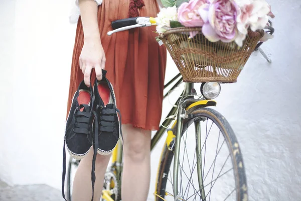 Uma Fêmea Segurando Seus Tênis Enquanto Estava Perto Sua Bicicleta — Fotografia de Stock