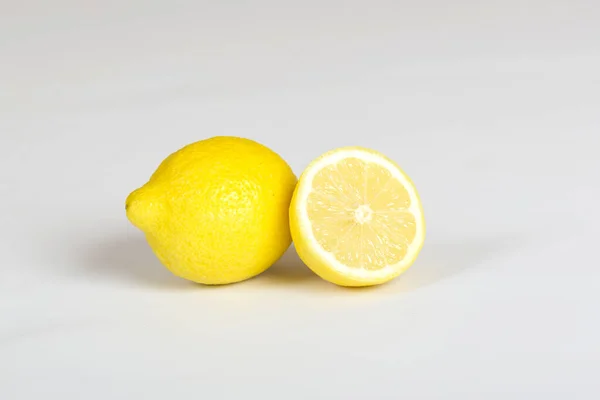 Close Limão Recém Fatiado Fundo Branco — Fotografia de Stock