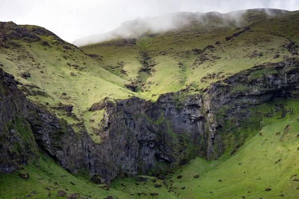アイスランドの雲に触れる緑の山の風景 — ストック写真