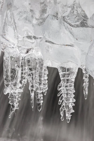 Eine Vertikale Aufnahme Der Glänzenden Eiszapfen — Stockfoto