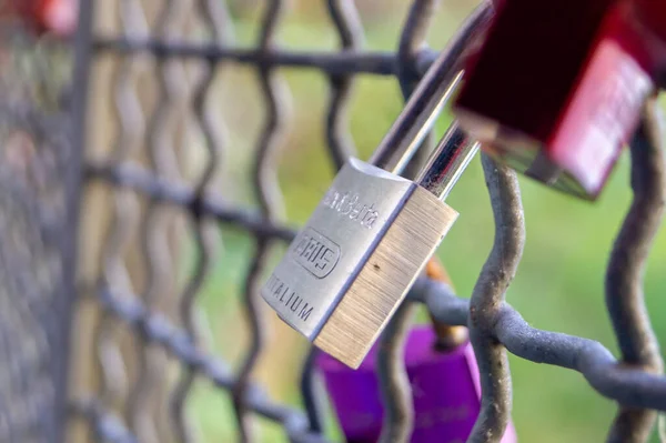 Een Close Shot Van Liefde Hangsloten Een Metalen Hek Een — Stockfoto