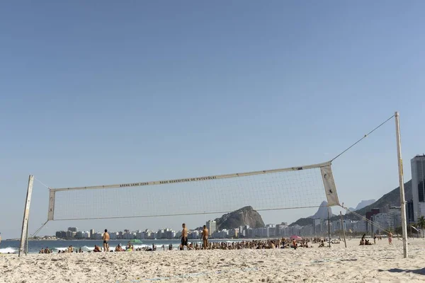 Volleybalnet Het Strand Van Copacabana Met Zonnen Achtergrond Tijdens Covid — Stockfoto