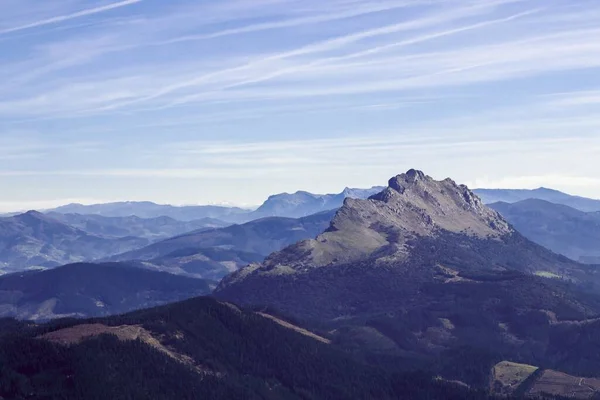 Tiro Panorâmico Montanhas Com Uma Fina Nuvem Cirrus Contra Fundo — Fotografia de Stock
