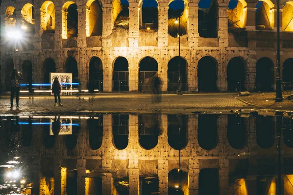 Uma Vista Coliseu Roma Uma Bela Noite Itália — Fotografia de Stock