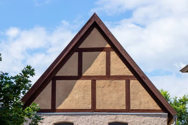 Primo Piano Tetto Edificio Contro Cielo Blu Una Giornata Sole — Foto Stock