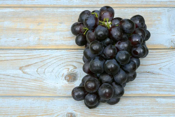 Een Bos Van Verse Biologische Zwarte Druiven Een Houten Tafel — Stockfoto