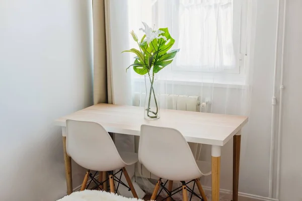 Una Mesa Comedor Blanca Con Una Planta Ella Una Mesa — Foto de Stock