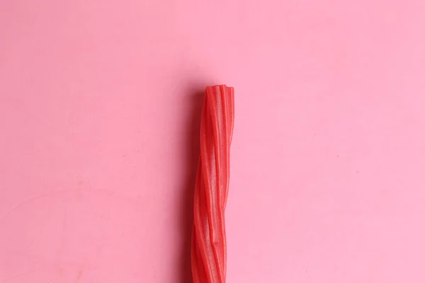 Крупный План Сладко Красной Лакрицы Желудка Розовом Фоне — стоковое фото
