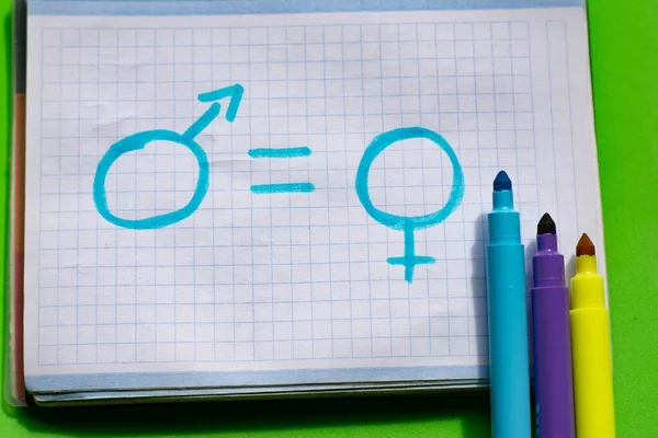 Dibujo Sobre Igualdad Género Una Página Blanca Del Cuaderno Sobre — Foto de Stock