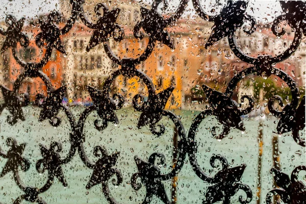 창문에 수정처럼 빗방울 — 스톡 사진