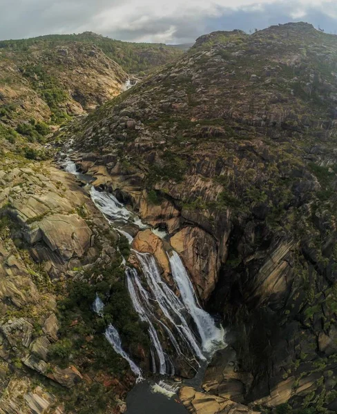 Letecký Pohled Krásný Vodopád Skalnaté Oblasti Fotografie Drone — Stock fotografie