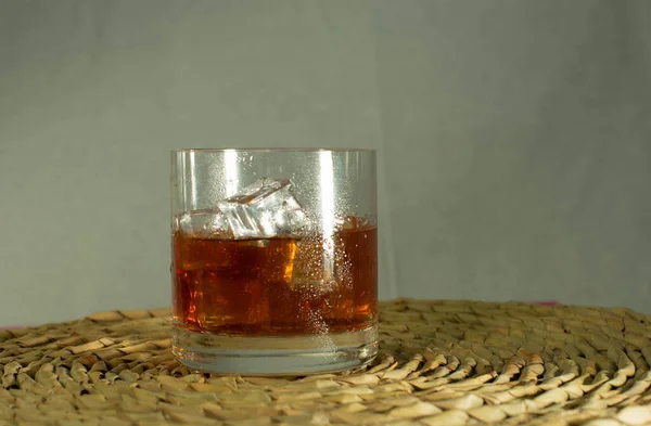 Primer Plano Vaso Whisky Con Hielo —  Fotos de Stock