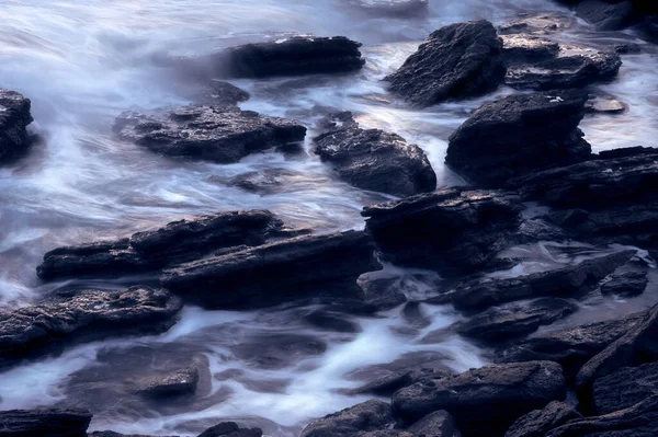 Closeup Shot Waves Crashing Rocks Shoreline — Stock Photo, Image