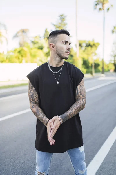 Svislý Záběr Skvělého Mladého Muže Tetováním Černém Tričku Stojící Ulici — Stock fotografie