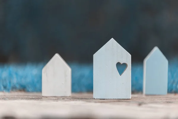 Drie Kleine Houten Huizen Met Een Hart Grote Symboliseert Familie — Stockfoto