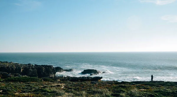 Захоплюючий Знімок Людини Яка Насолоджується Красою Океану Скелястій Береговій Лінії — стокове фото