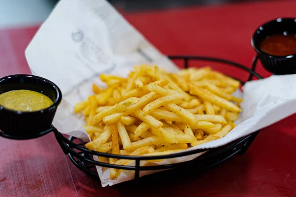 Tiro Close Uma Cesta Cajun Com Molho Batatas Fritas — Fotografia de Stock