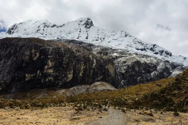 Eine Flache Aufnahme Der Huascaran Berge Peru Einem Bewölkten Tag — Stockfoto