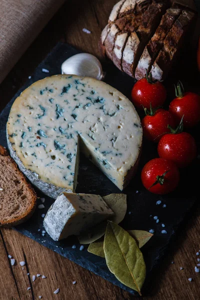 Eine Vertikale Aufnahme Eines Roquefort Käses Neben Tomaten Und Brot — Stockfoto