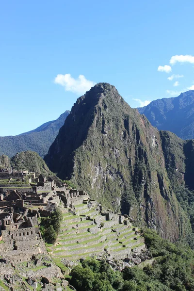 昼間のペルーのアンデス山脈に位置するマチュピチュの歴史的な場所での眺めの垂直ショット — ストック写真