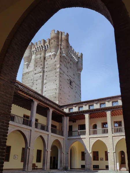 Eine Vertikale Aufnahme Der Burg Von Mota Spanien Unter Blauem — Stockfoto