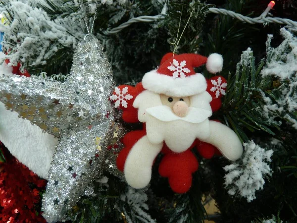 Eine Nahaufnahme Von Festlichem Weihnachtsschmuck Stimmt Auf Die Feiertage Ein — Stockfoto