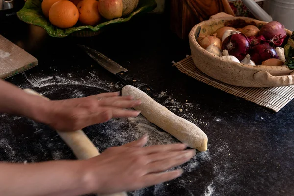 Cozinheiro Profissional Fazendo Bolos Cogumelos Uma Cozinha — Fotografia de Stock