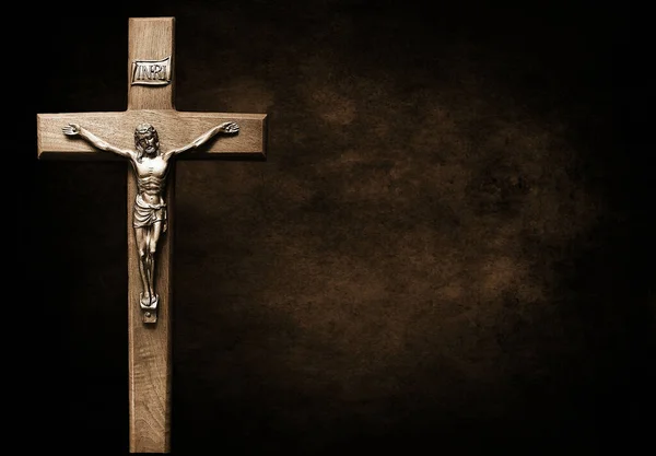 Gesù Cristo Una Croce Legno Con Sfondo Scuro — Foto Stock