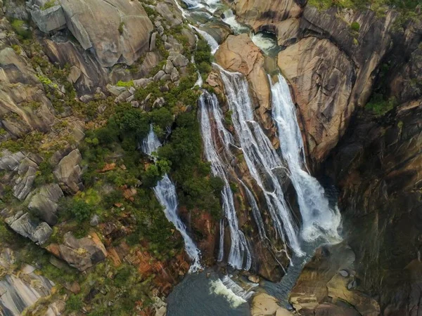 Letecký Pohled Krásný Vodopád Skalnaté Oblasti Fotografie Drone — Stock fotografie