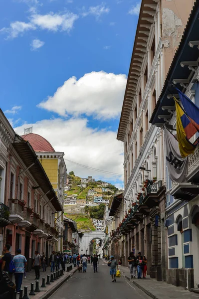 Ecuador 2017年10月15日 基多市中心的街景 历史遗迹和古建筑 — 图库照片